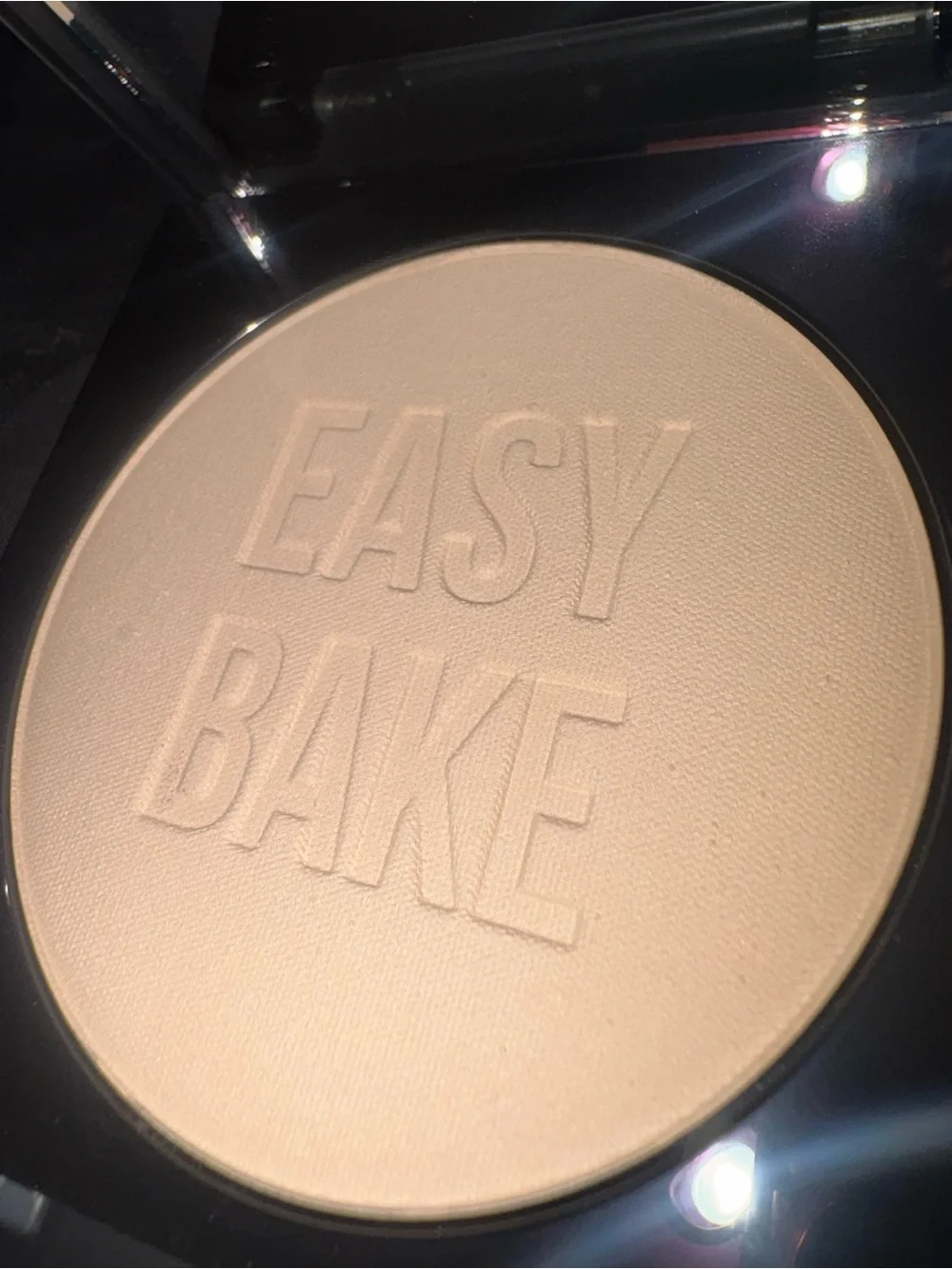 HUDA BEAUTY Easy Bake and Snatch Pressed Brightening Setting Powder